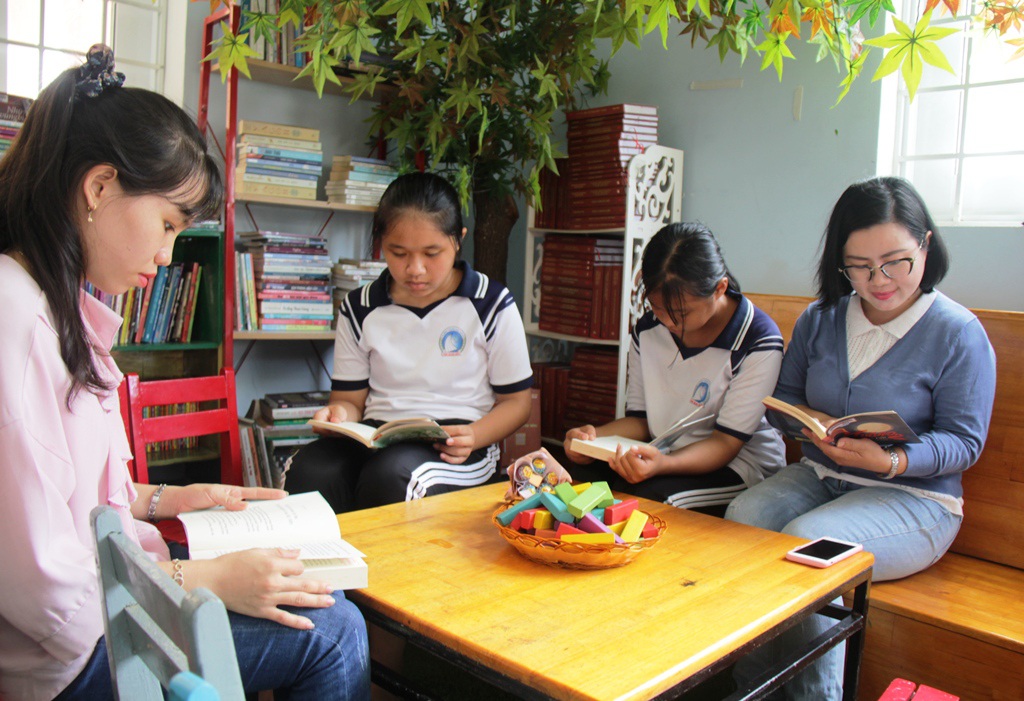 Bỏ thành phố về quê, mở thư viện phục vụ học sinh vùng biển - 1