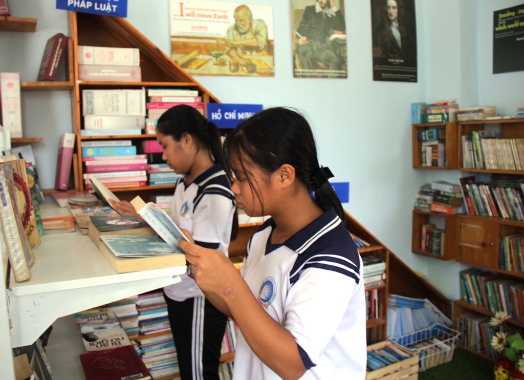 Bỏ thành phố về quê, mở thư viện phục vụ học sinh vùng biển - 2
