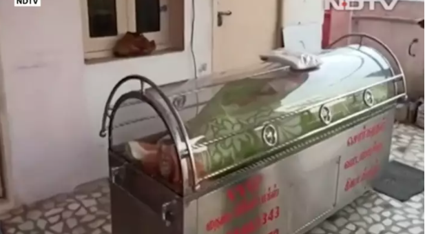 Cụ ông được giải cứu sau khi bị gia đình cho vào thùng đông lạnh - 1