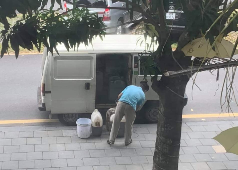 Nhân viên rán gà tiết lộ: Dầu thải 2 tuần không thay, nhớt bẩn kinh hoàng - 2