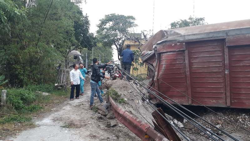 Tàu hỏa trật bánh khỏi đường ray, 2 toa tàu bị văng ra ngoài - 2