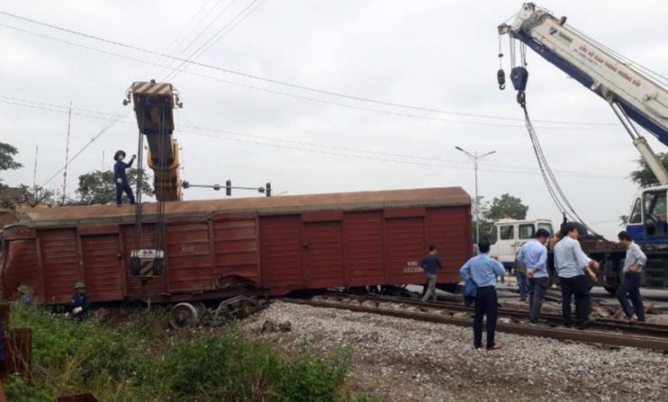 Tàu hỏa trật bánh khỏi đường ray, 2 toa tàu bị văng ra ngoài - 3