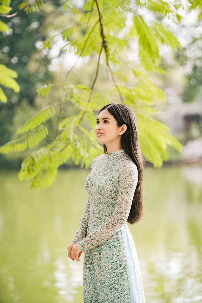 Thiếu nữ miền Tây diện áo dài thướt tha dạo bước giữa lòng Hà Nội - 1