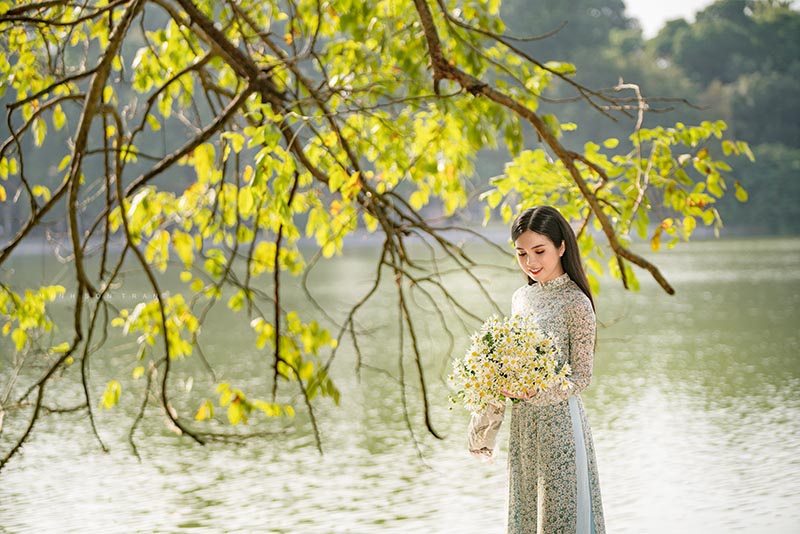 Thiếu nữ miền Tây diện áo dài thướt tha dạo bước giữa lòng Hà Nội - 6