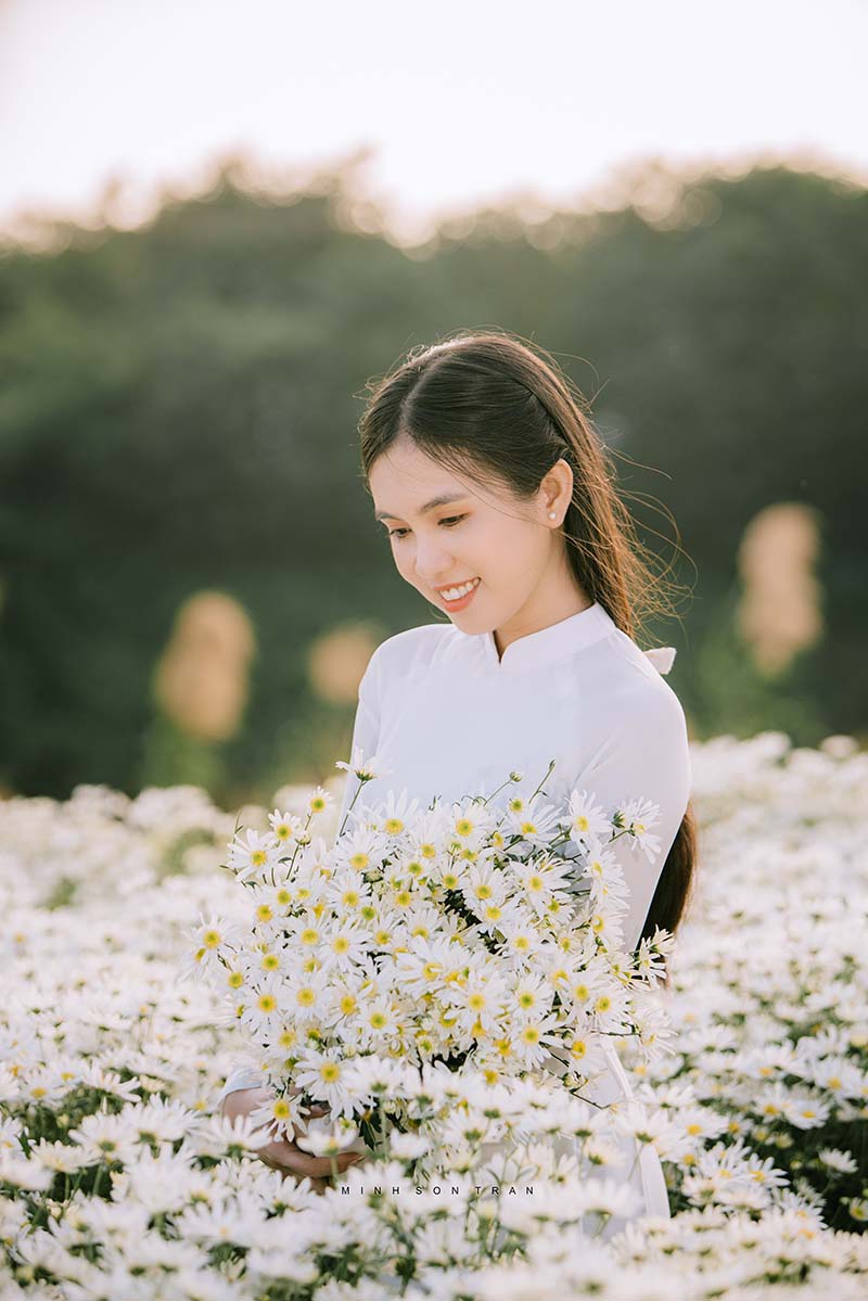 Thiếu nữ miền Tây diện áo dài thướt tha dạo bước giữa lòng Hà Nội - 8