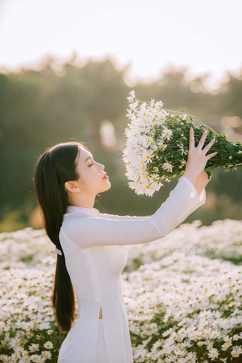 Thiếu nữ miền Tây diện áo dài thướt tha dạo bước giữa lòng Hà Nội - 10