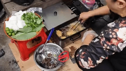 Phản ứng của khách Tây khi nếm thử món bún đậu mắm tôm Việt Nam - 1