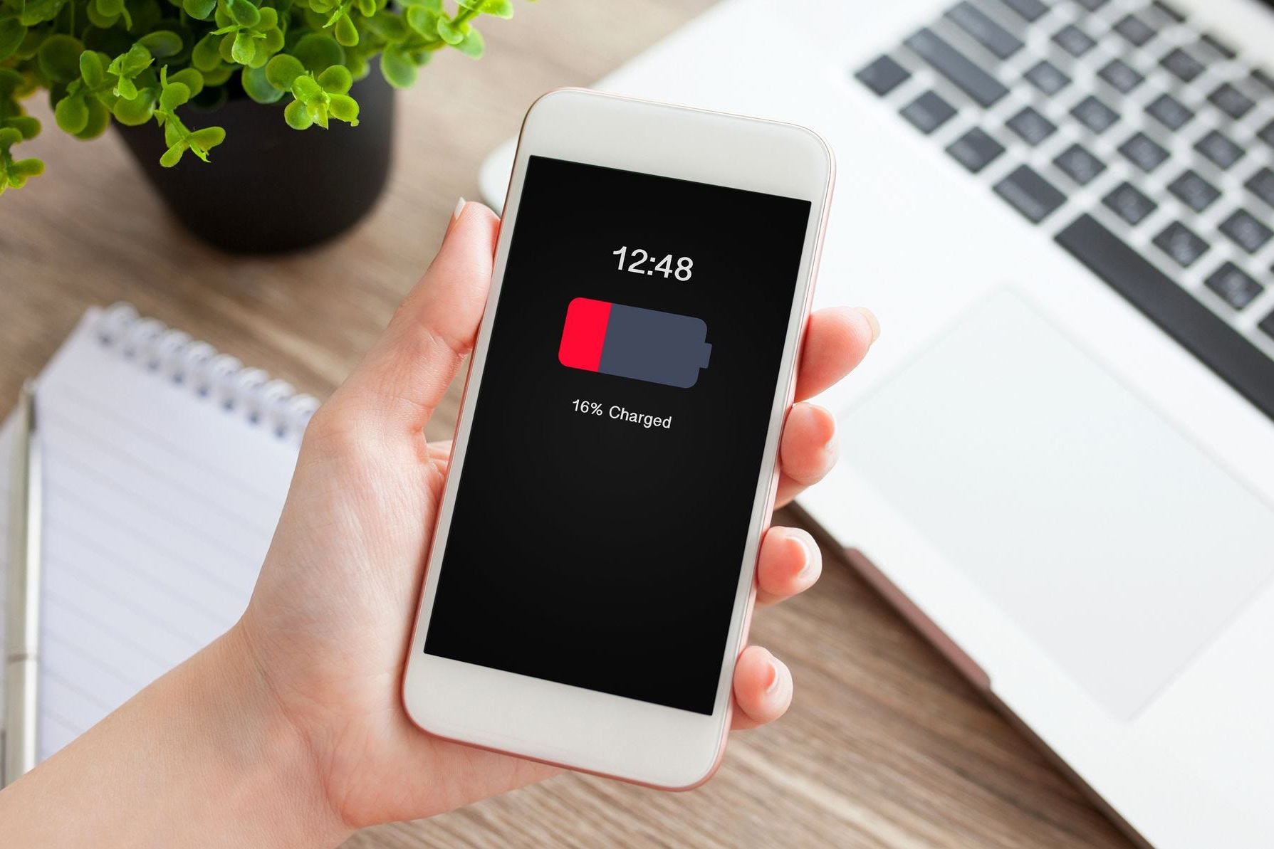 Người dùng iPhone đời cũ tại Việt Nam kêu trời vì lỗi nóng máy, hao pin - 1
