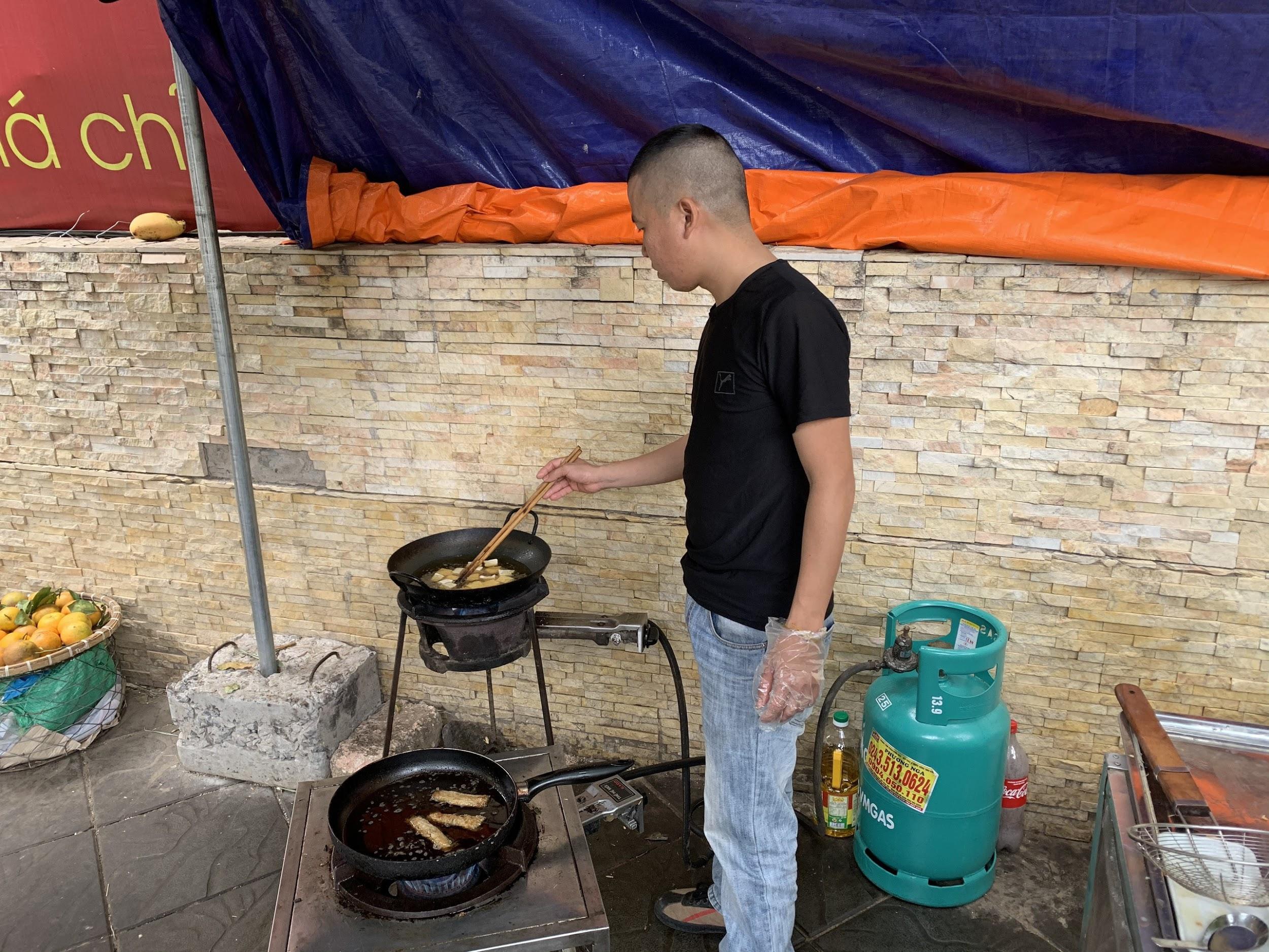 Quán bún đậu trả góp độc nhất Hà Nội, biết được lý do ai cũng cảm động - 2