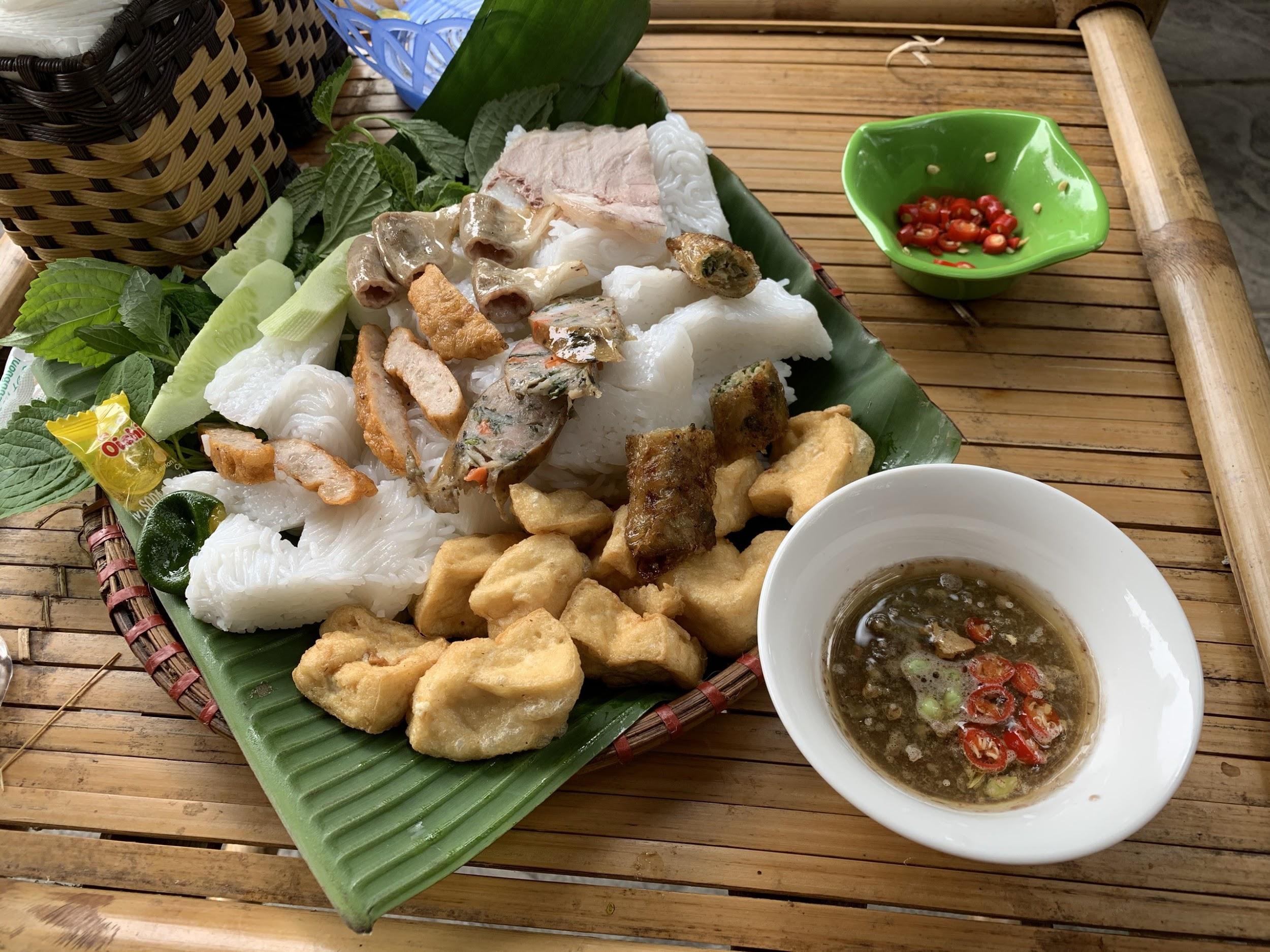 Quán bún đậu trả góp độc nhất Hà Nội, biết được lý do ai cũng cảm động - 4