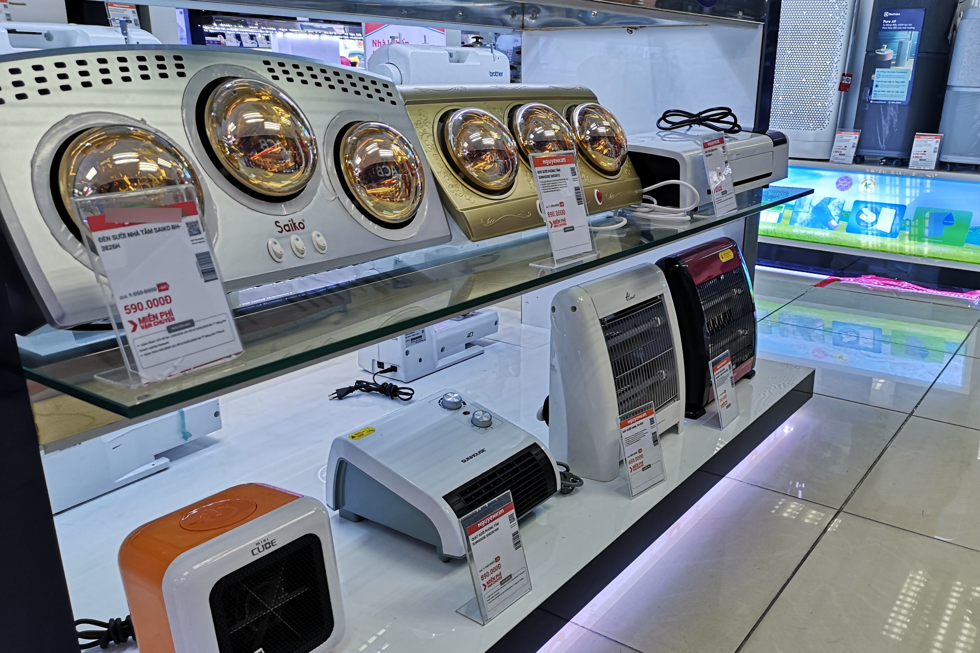 Rét đậm 11-14 độ C, máy sưởi, đèn sưởi trở thành món hàng hot - 1