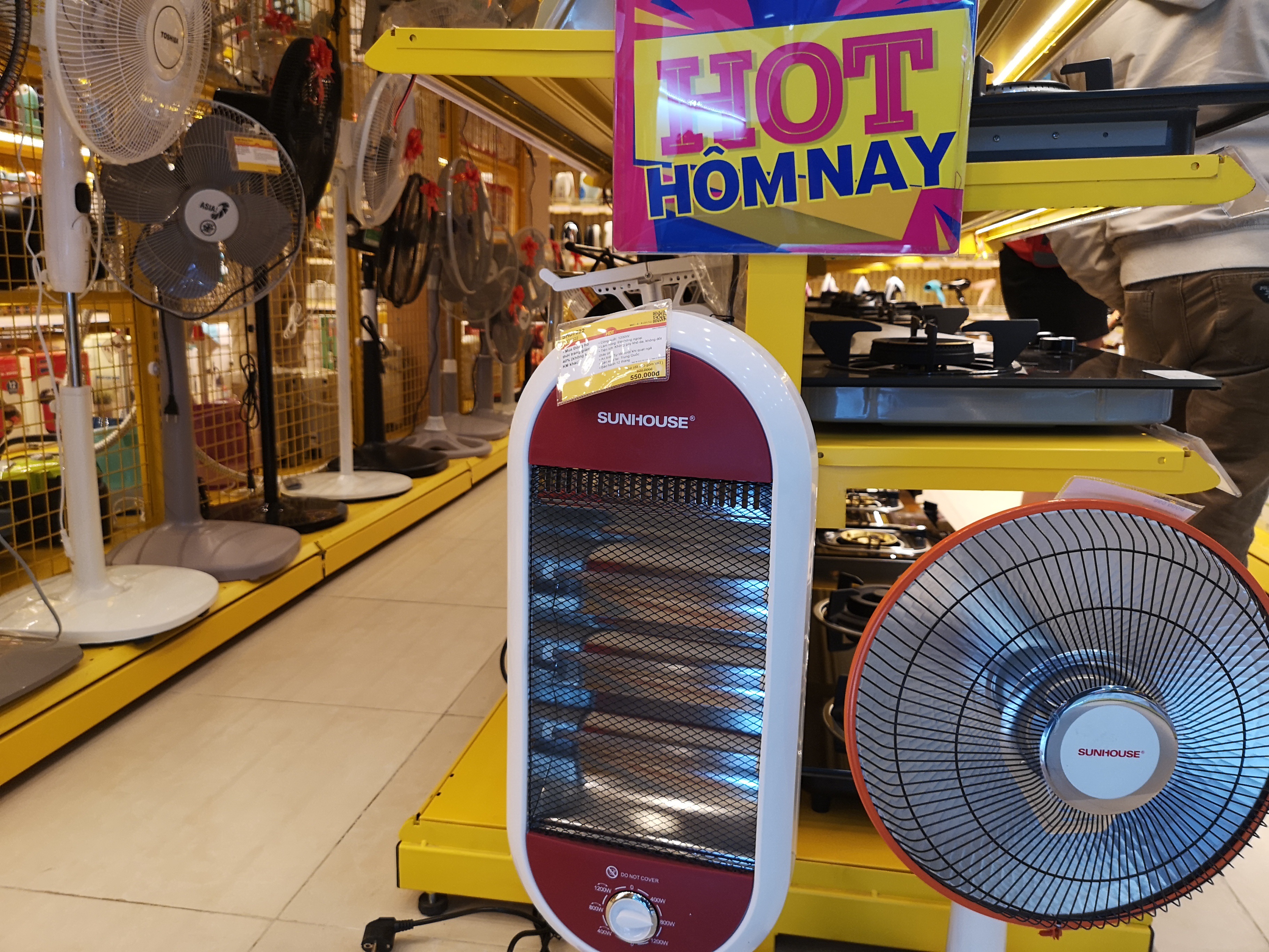 Rét đậm 11-14 độ C, máy sưởi, đèn sưởi trở thành món hàng hot - 3