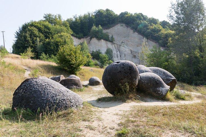 Bí ẩn những viên đá sống ở Romania - 1