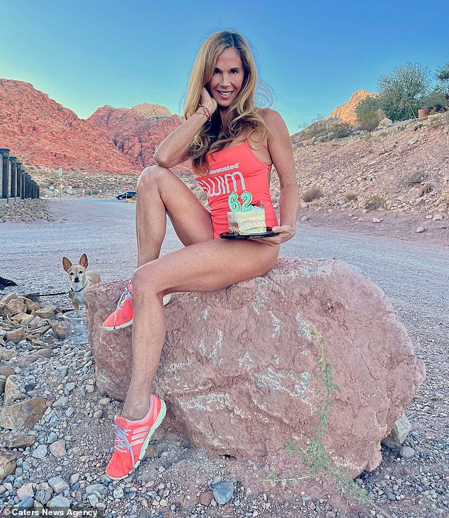 Choáng ngợp với diện mạo tuổi 60 của người mẫu bikini - 1