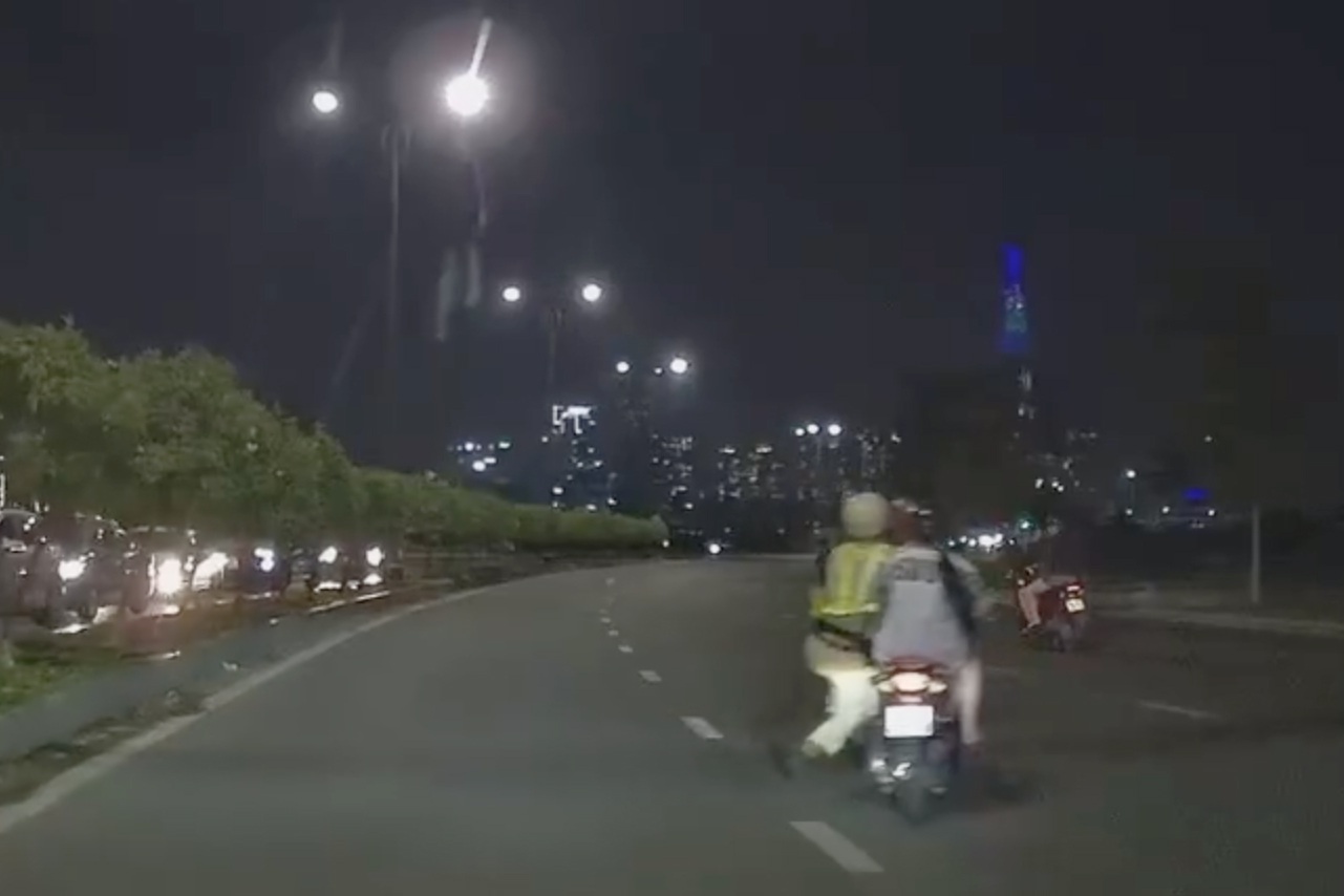 CSGT bị xe máy kéo lê trên đường ở Sài Gòn - 1