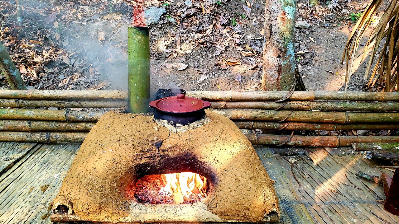 Chàng trai bỏ phố lên rừng: Nướng cá trên đá, luộc trứng trong ống nứa - 2