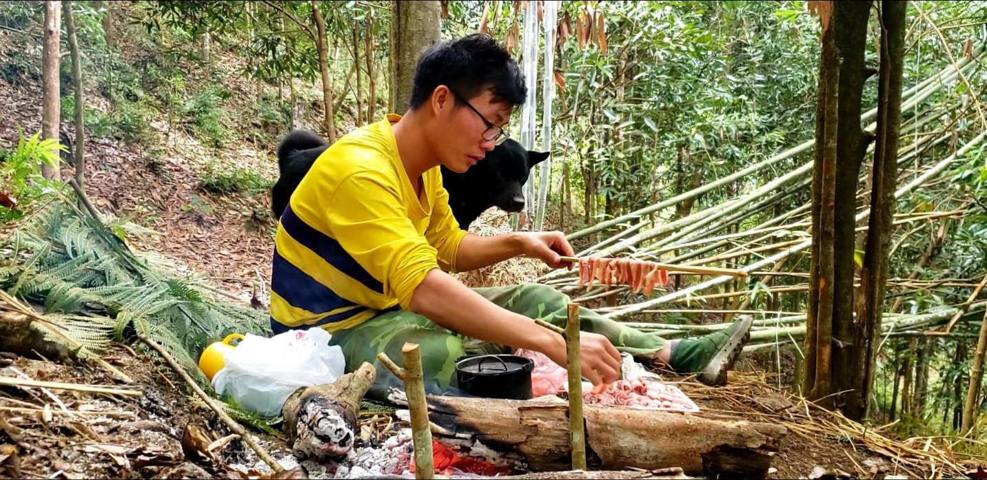 Chàng trai bỏ phố lên rừng: Nướng cá trên đá, luộc trứng trong ống nứa - 3