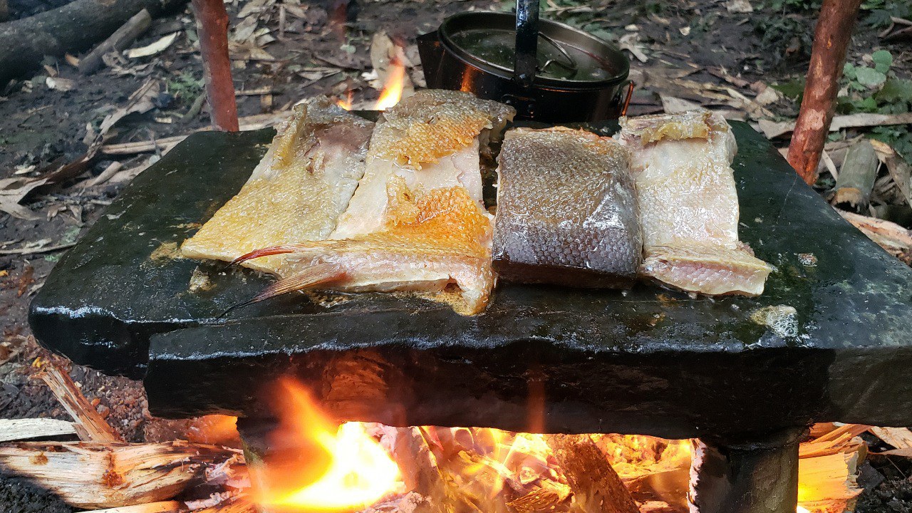 Chàng trai bỏ phố lên rừng: Nướng cá trên đá, luộc trứng trong ống nứa - 4