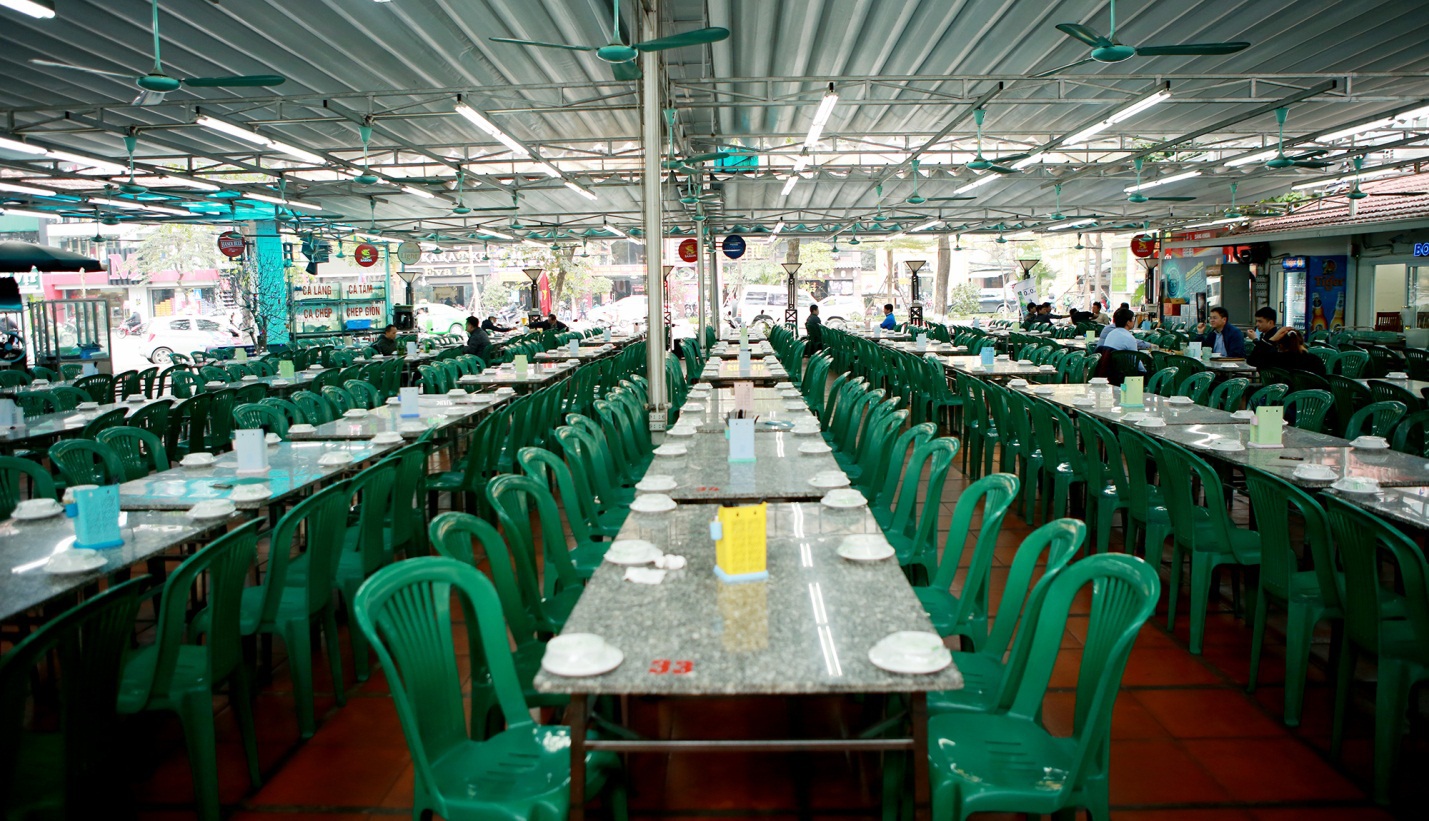 Không một bóng khách, nhà hàng, quán nhậu ở Hà Nội đồng loạt đóng cửa - 3