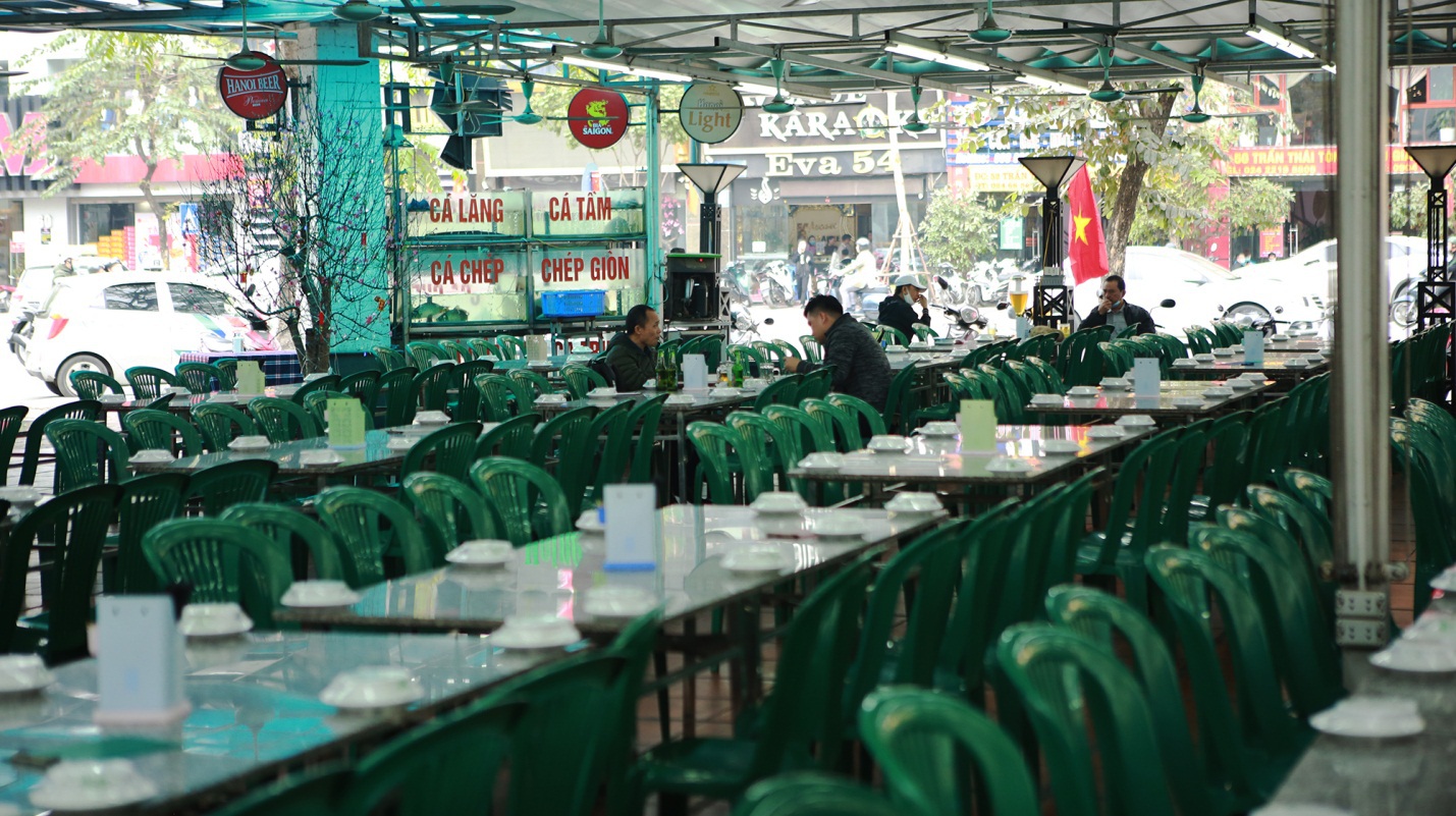 Không một bóng khách, nhà hàng, quán nhậu ở Hà Nội đồng loạt đóng cửa - 4