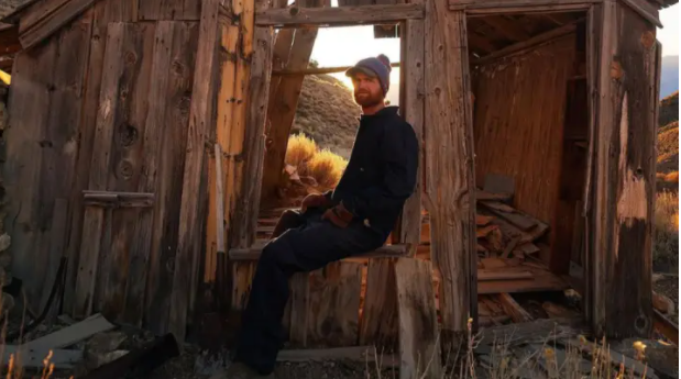 Dùng tiền tiết kiệm cả đời mua thị trấn ma - 1