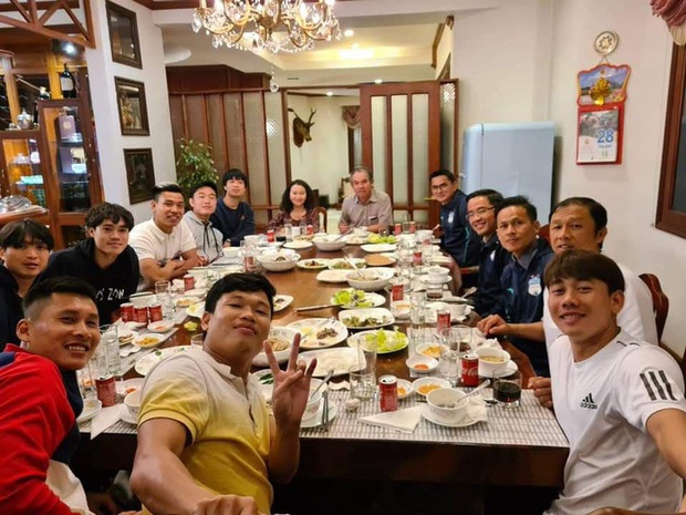 Người vợ bí ẩn của bầu Đức lần đầu lộ diện: Sở hữu cổ phần có gì mới? - 1