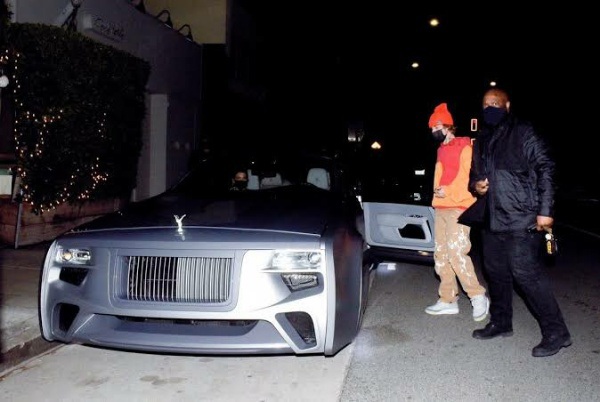 Ca sĩ Justin Bieber ra phố với chiếc Rolls-Royce cực dị - 2