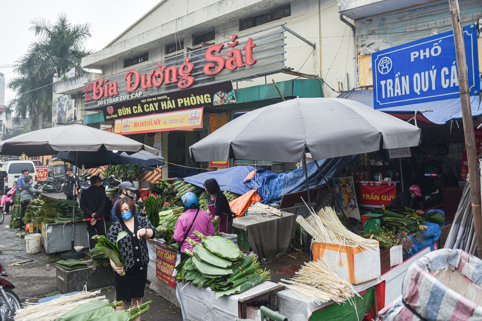 Phiên chợ họp ngày cuối năm, chỉ bán lá dong rừng, lạt tre ở Hà Nội - 1