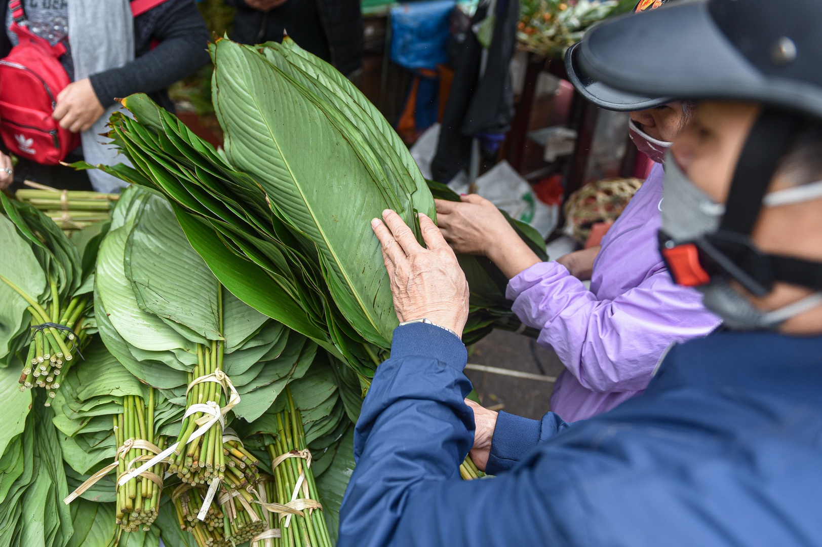 Phiên chợ họp ngày cuối năm, chỉ bán lá dong rừng, lạt tre ở Hà Nội - 3