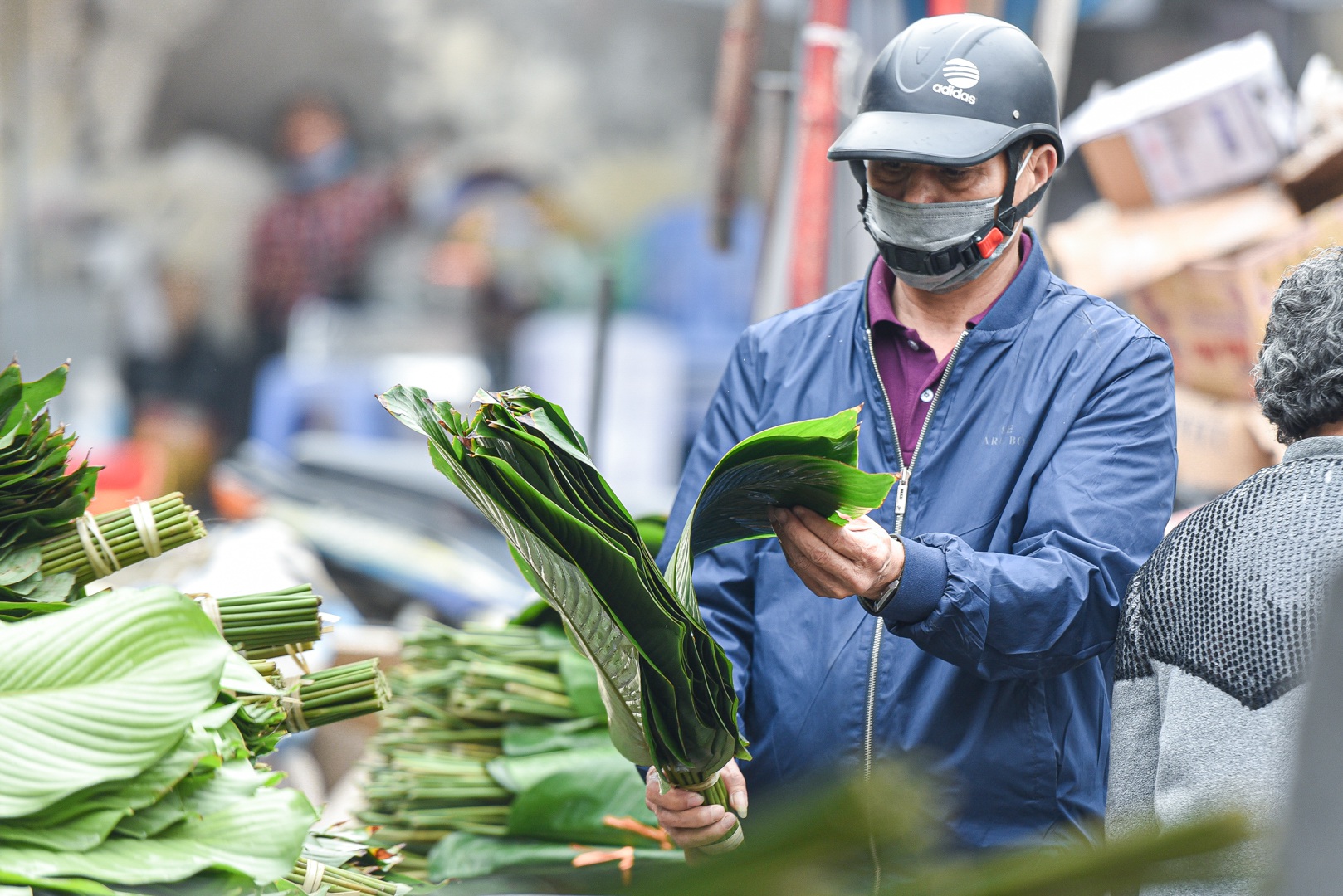 Phiên chợ họp ngày cuối năm, chỉ bán lá dong rừng, lạt tre ở Hà Nội - 5