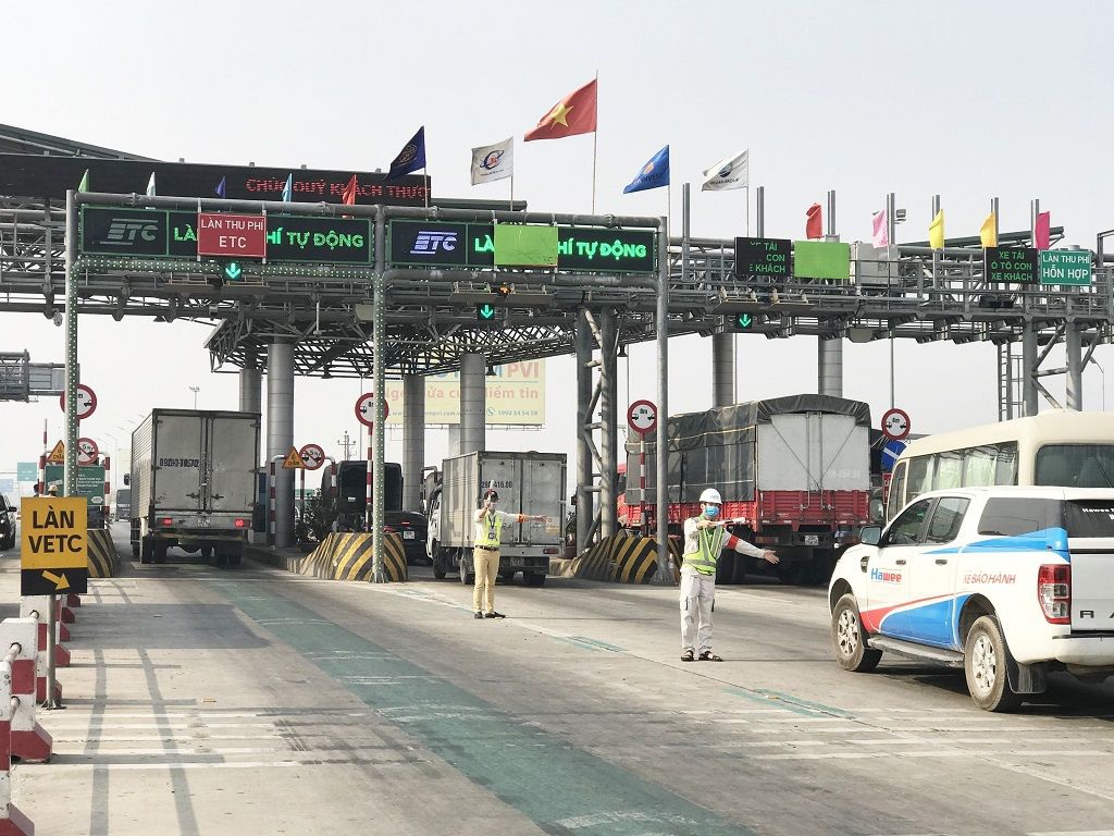 Nhận diện 5 lỗi tài xế ô tô cần tránh khi qua trạm thu phí - 1