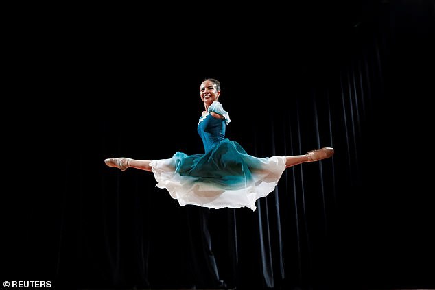 Ngưỡng mộ tài năng và nghị lực của vũ công ba-lê không tay - 1