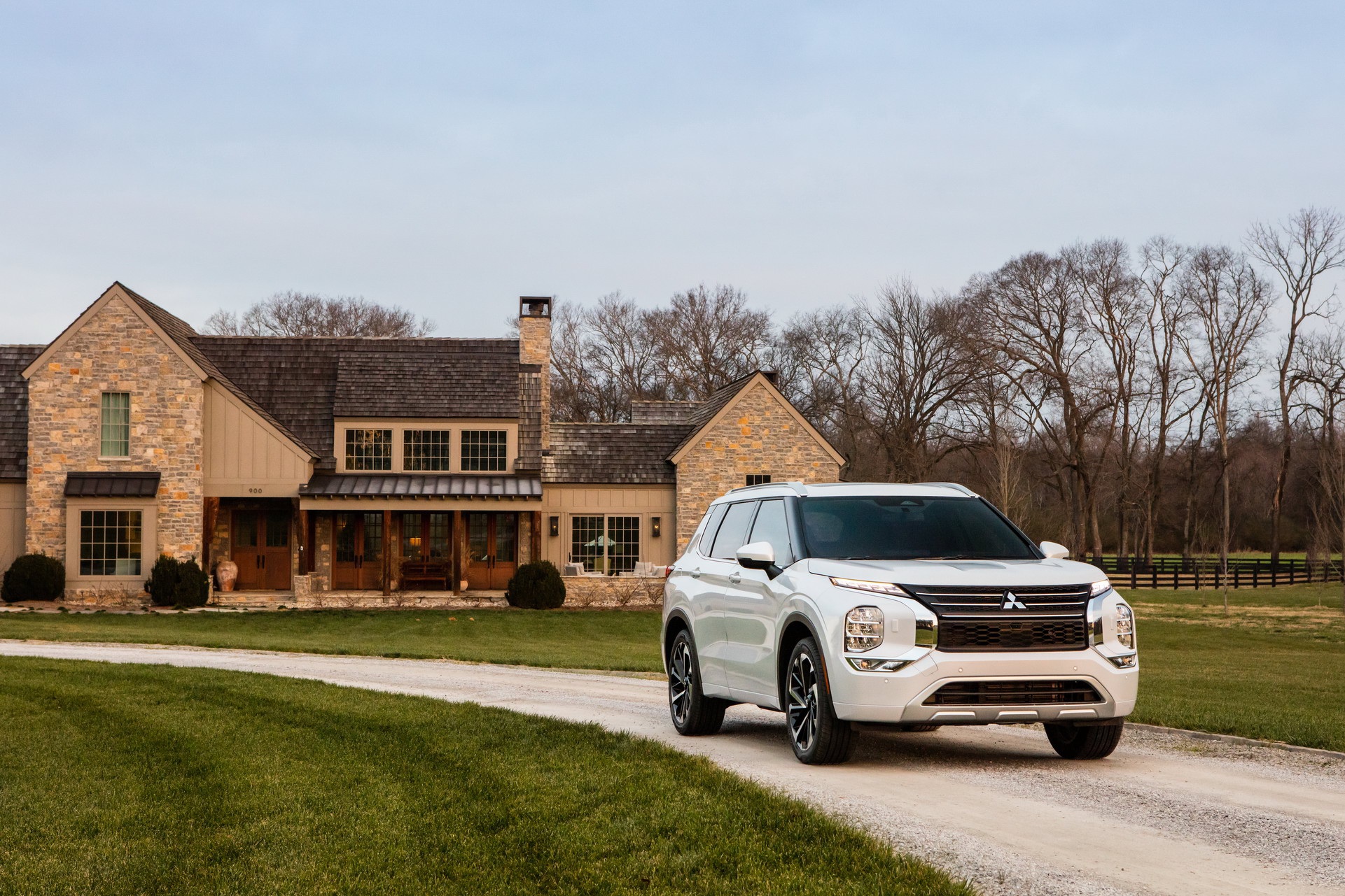 Mitsubishi Outlander 2022 ghi điểm về thiết kế, bị trừ điểm động cơ - 7