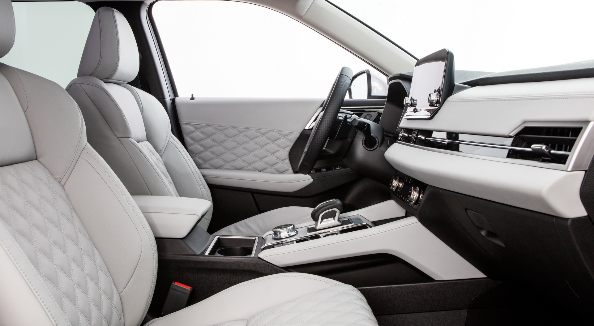 Mitsubishi Outlander 2022 ghi điểm về thiết kế, bị trừ điểm động cơ - 23