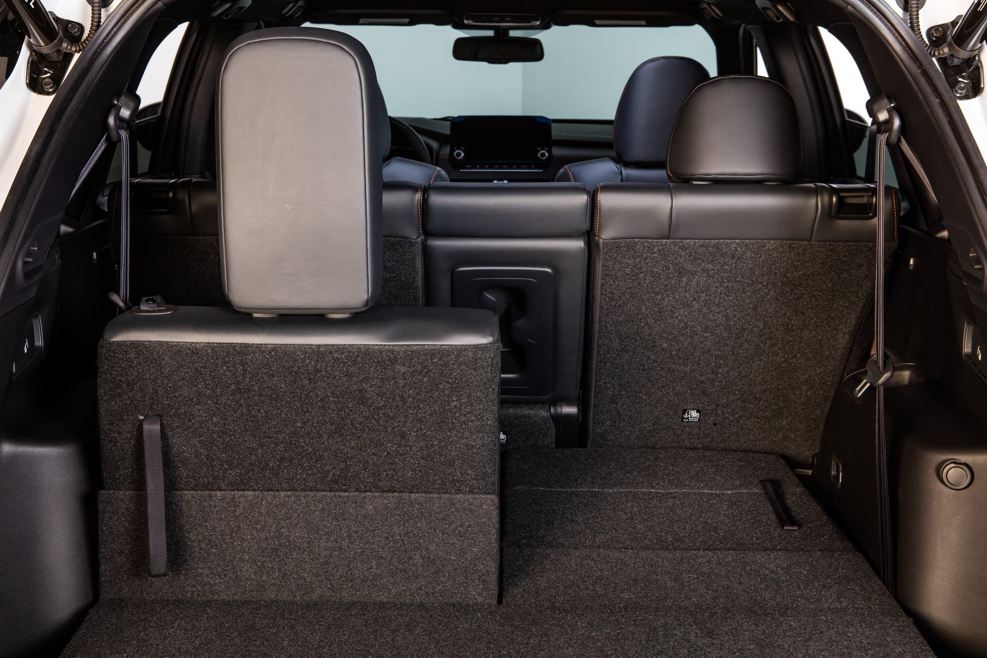 Mitsubishi Outlander 2022 ghi điểm về thiết kế, bị trừ điểm động cơ - 29