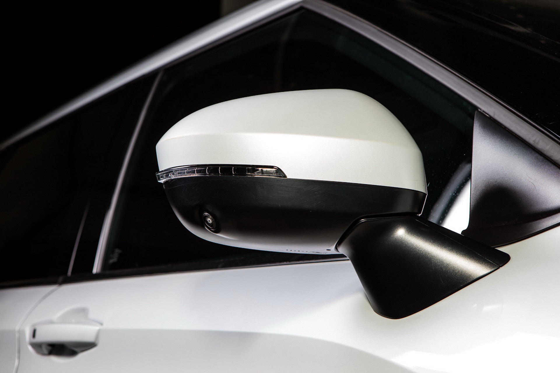 Mitsubishi Outlander 2022 ghi điểm về thiết kế, bị trừ điểm động cơ - 17