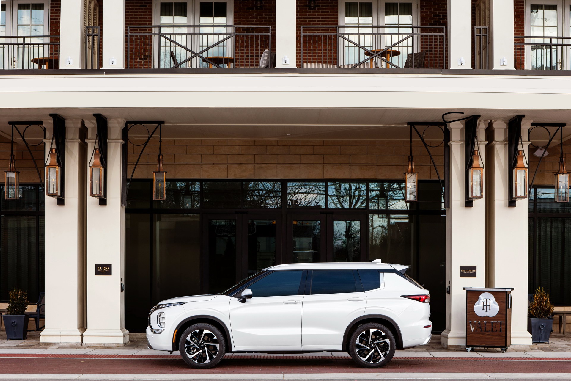 Mitsubishi Outlander 2022 ghi điểm về thiết kế, bị trừ điểm động cơ - 10