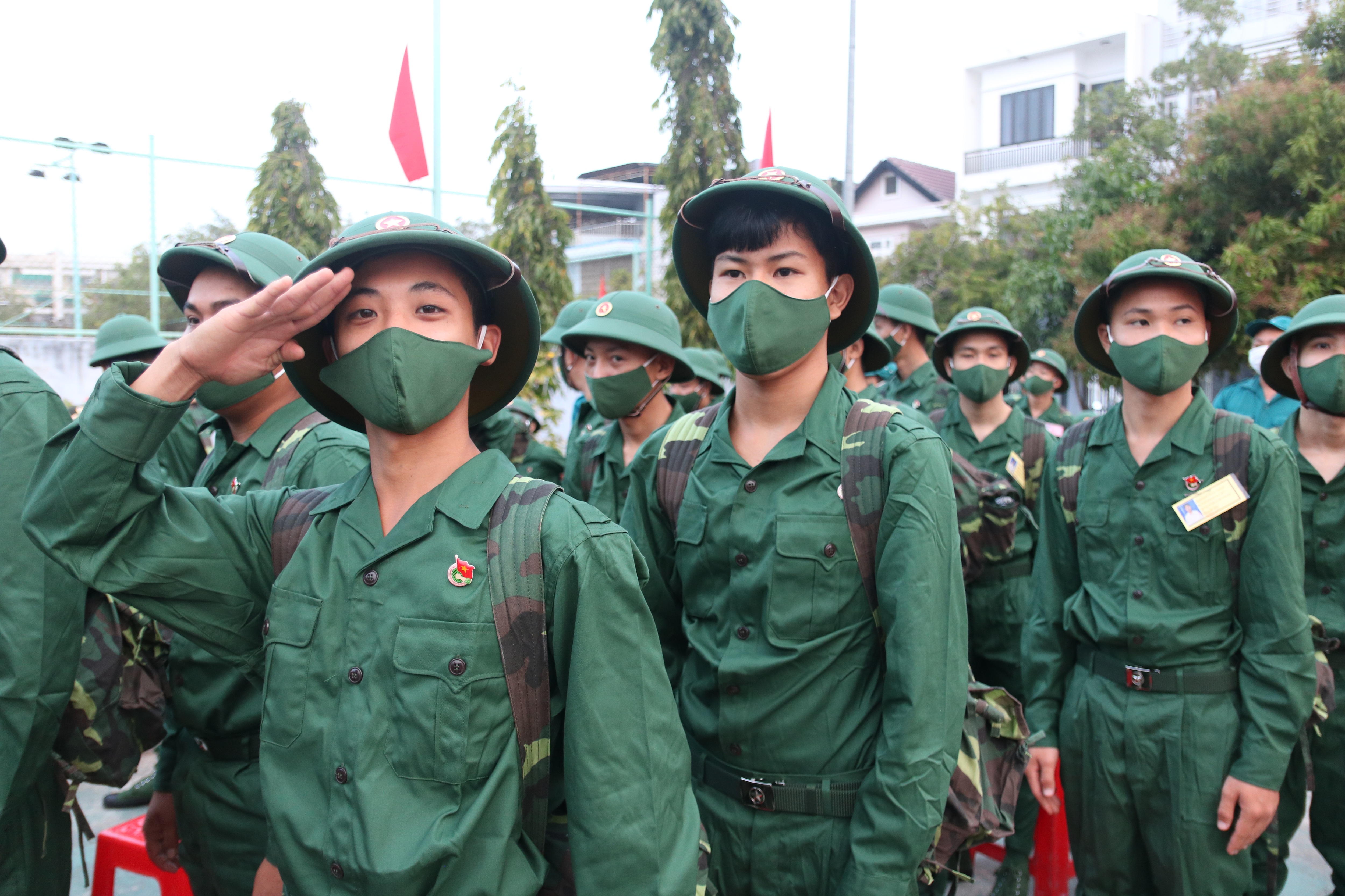 Nữ Bí thư chi đoàn tình nguyện nhập ngũ - 4