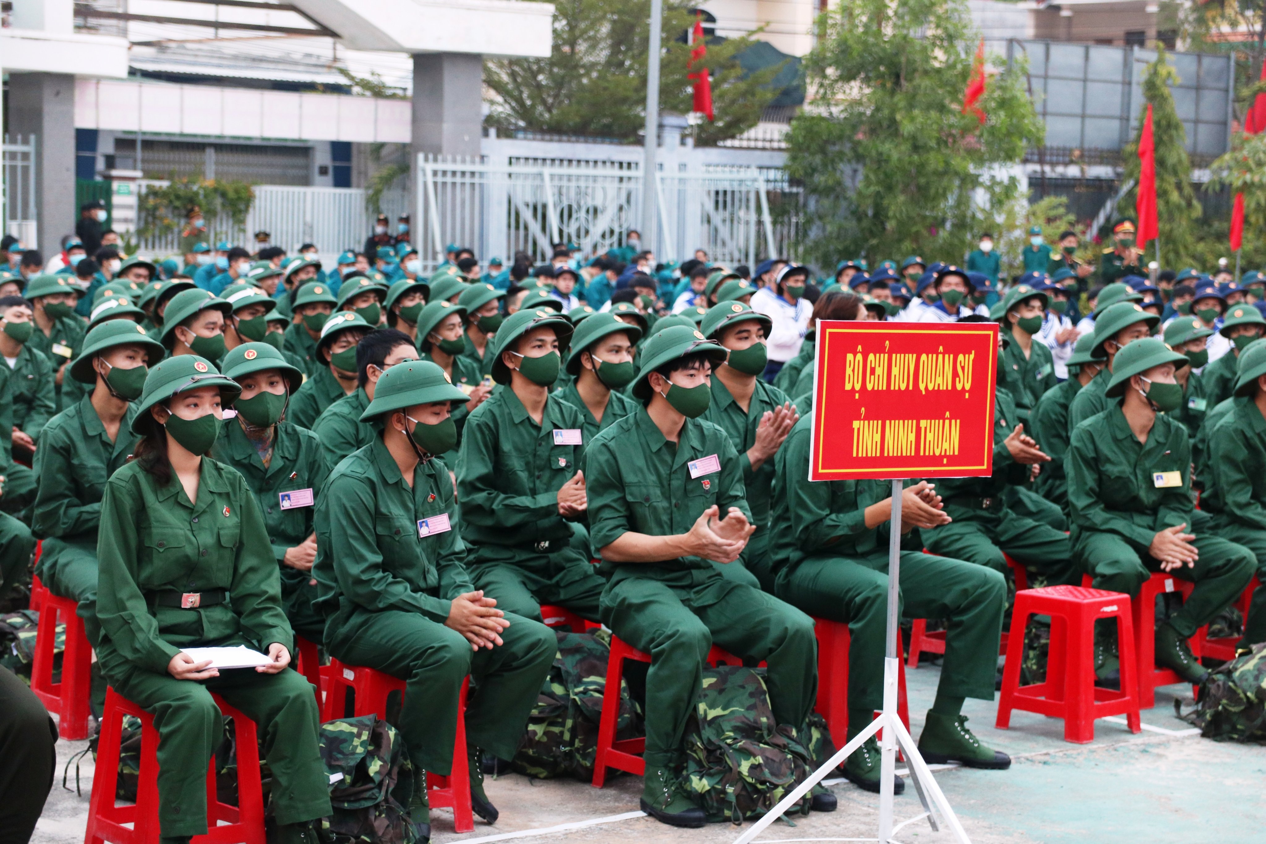 Nữ Bí thư chi đoàn tình nguyện nhập ngũ - 2