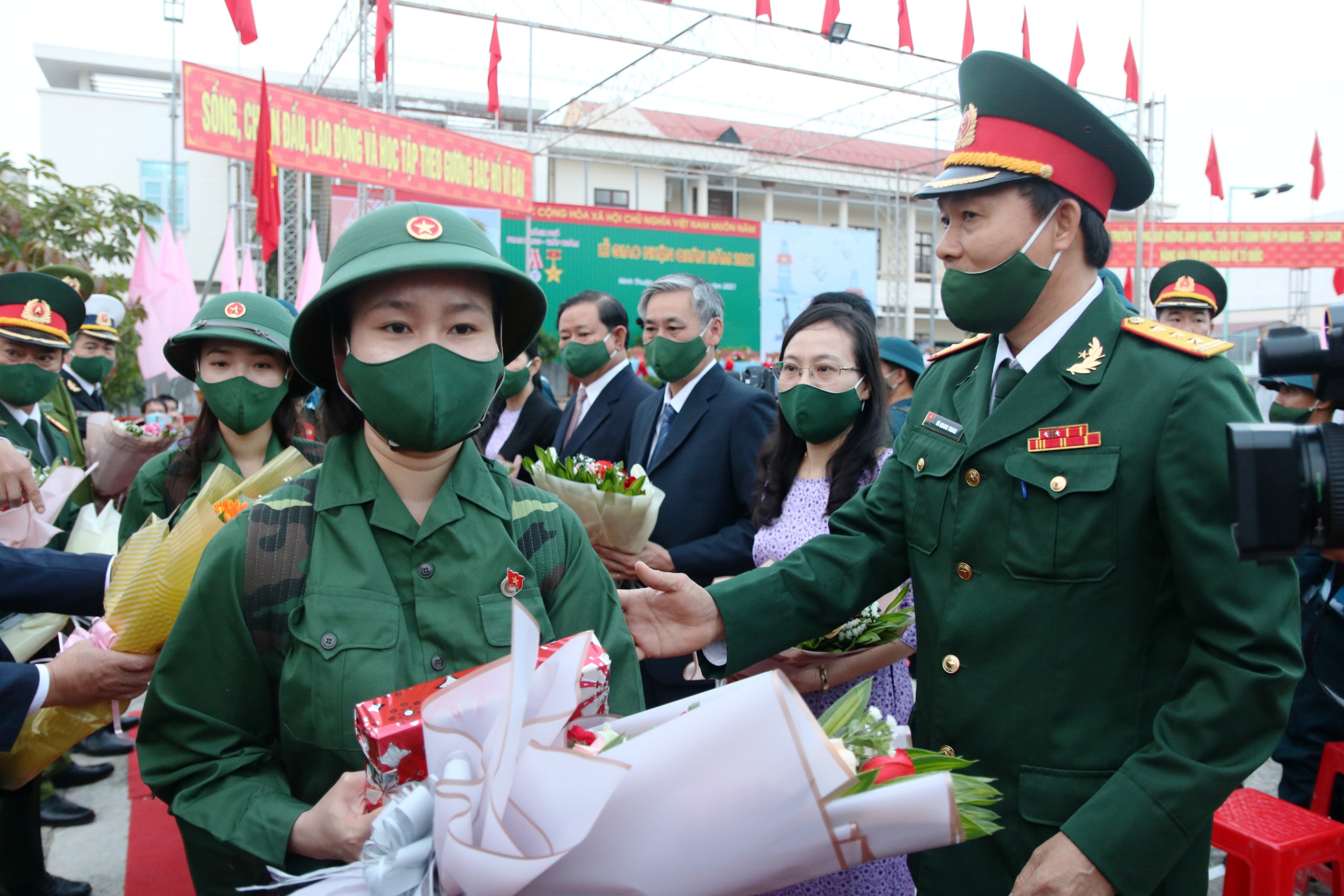 Nữ Bí thư chi đoàn tình nguyện nhập ngũ - 1