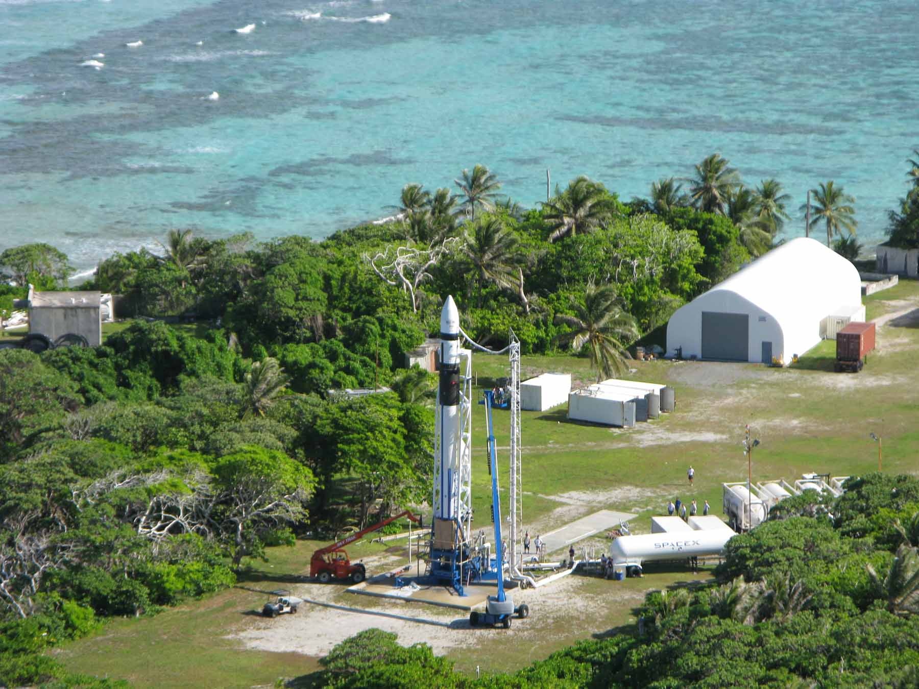 Elon Musk từng để các kỹ sư SpaceX sống trên hòn đảo không có thức ăn - 1