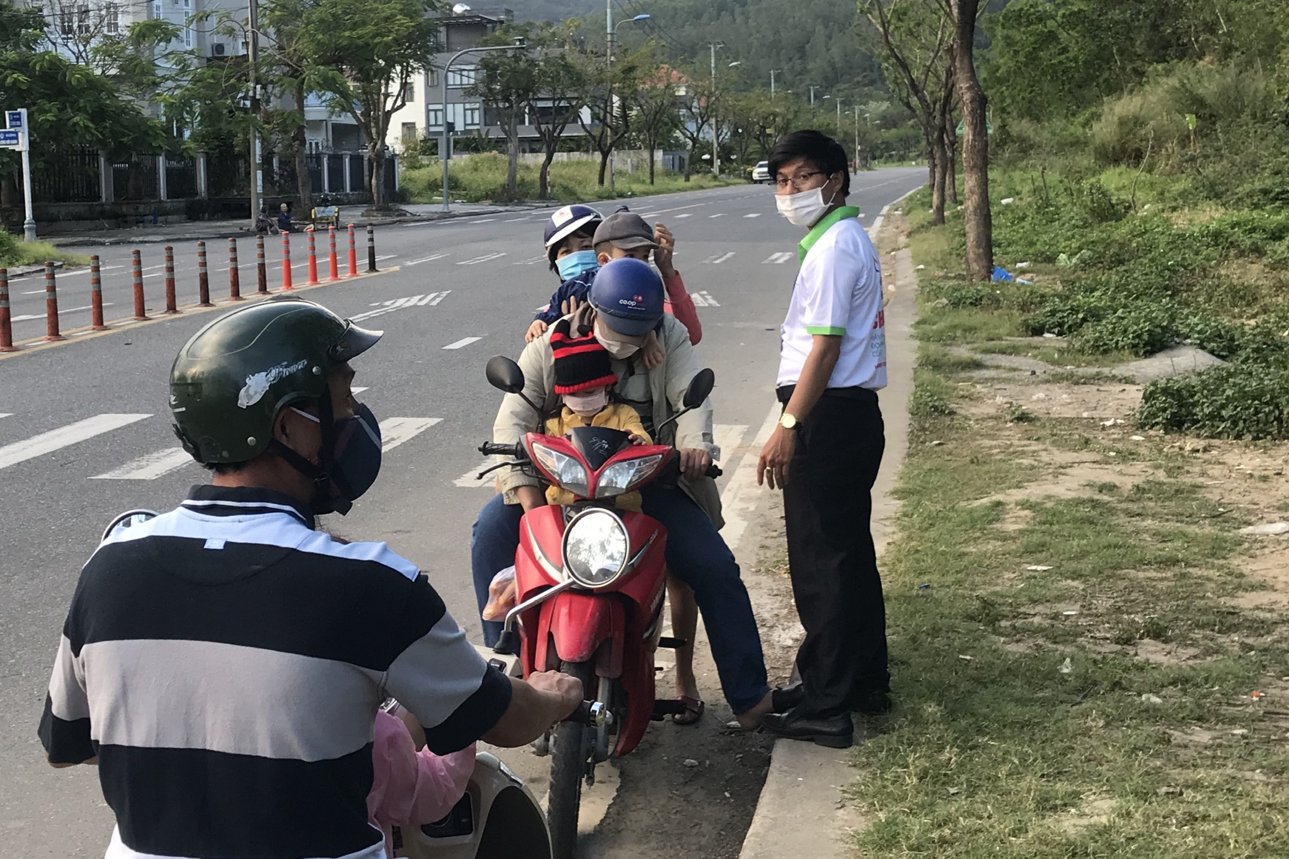 Tình nguyện viên canh gác ngăn người dân cho khỉ ăn tại Bán đảo Sơn Trà - 2 Tình nguyện viên canh gác ngăn người dân cho khỉ ăn tại Bán đảo Sơn Trà - 2