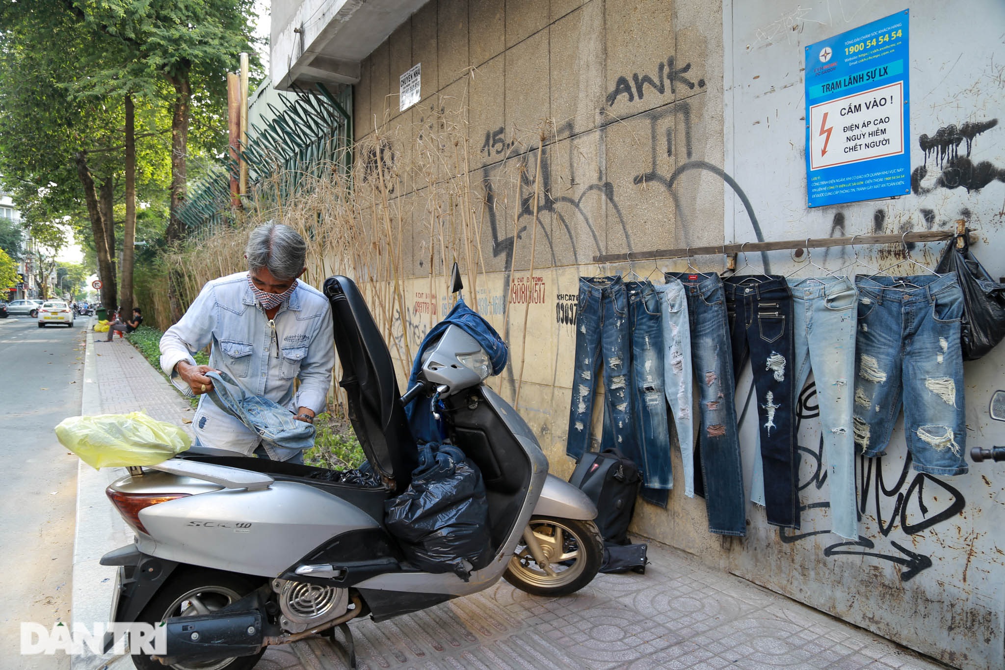 Người đàn ông làm nghề xé đồ jean với chiếc áo giá 20 triệu đồng - 1