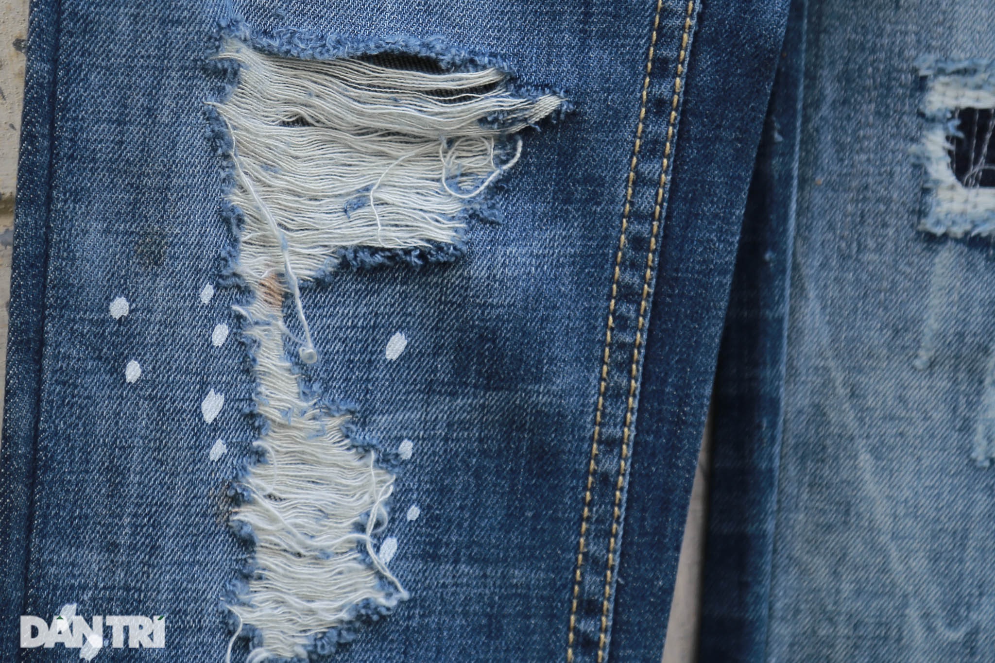 Người đàn ông làm nghề xé đồ jean với chiếc áo giá 20 triệu đồng - 10