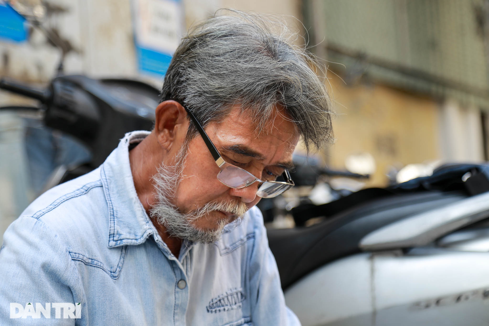 Người đàn ông làm nghề xé đồ jean với chiếc áo giá 20 triệu đồng - 11