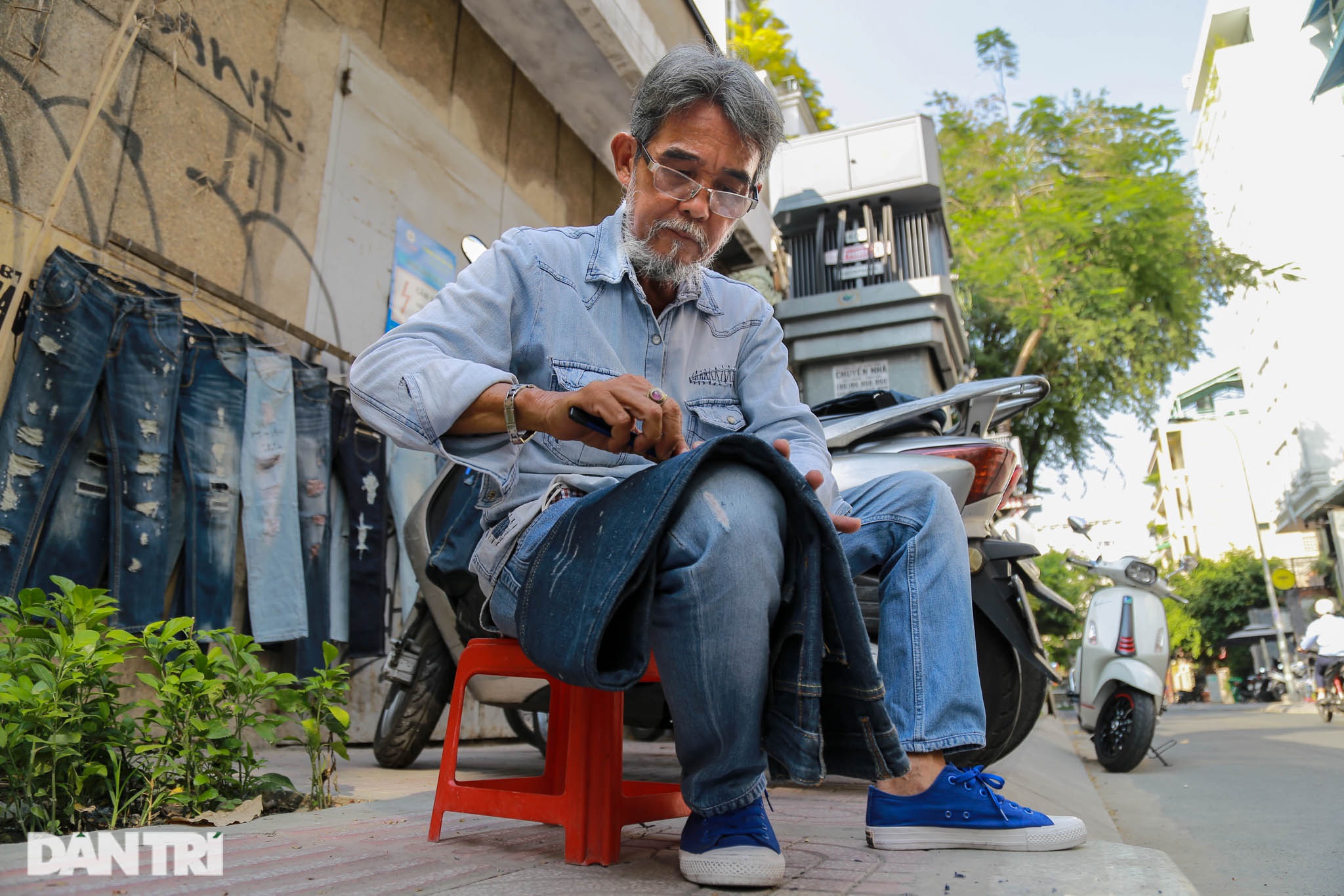 Người đàn ông làm nghề xé đồ jean với chiếc áo giá 20 triệu đồng - 3