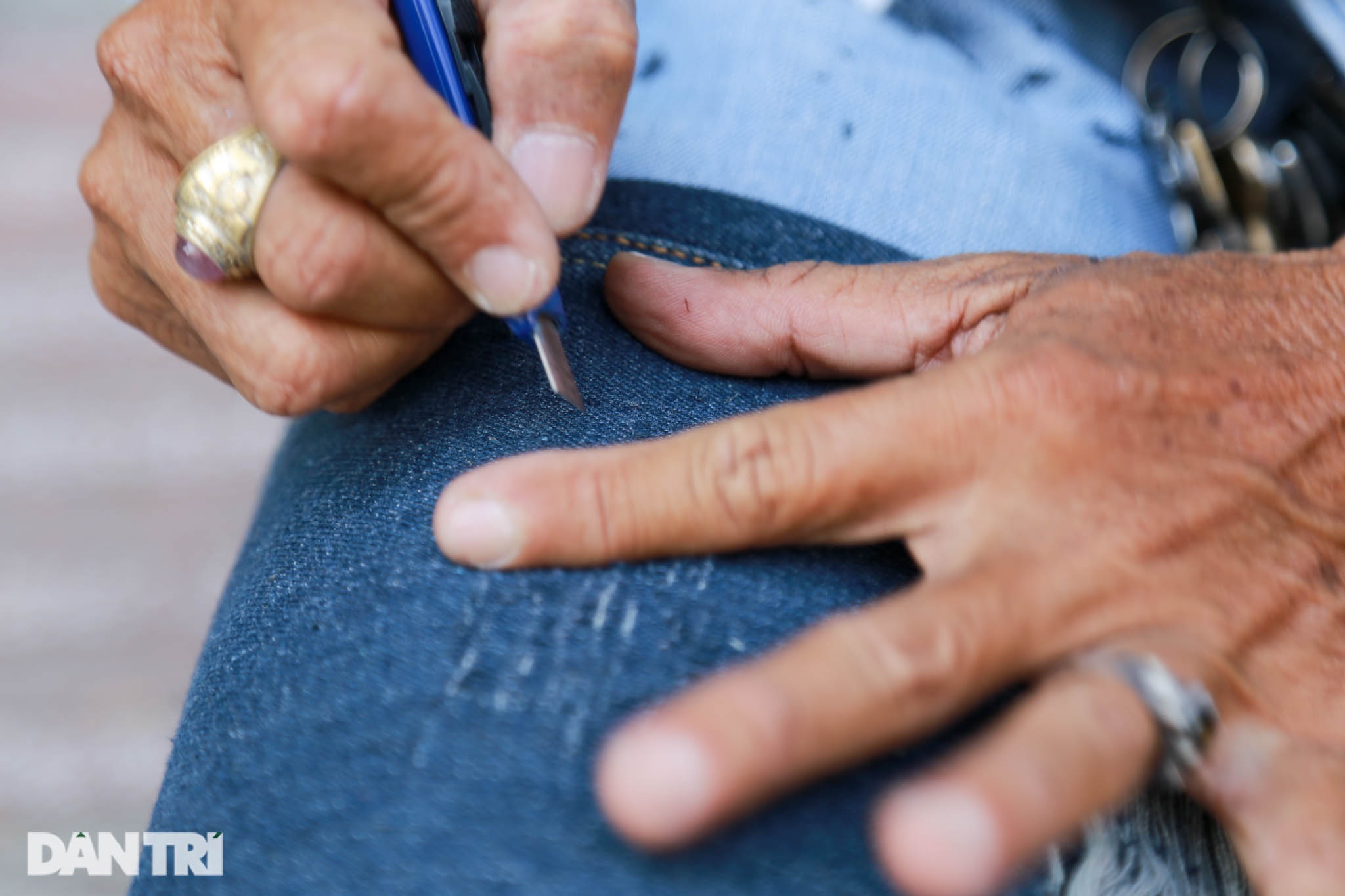 Người đàn ông làm nghề xé đồ jean với chiếc áo giá 20 triệu đồng - 4
