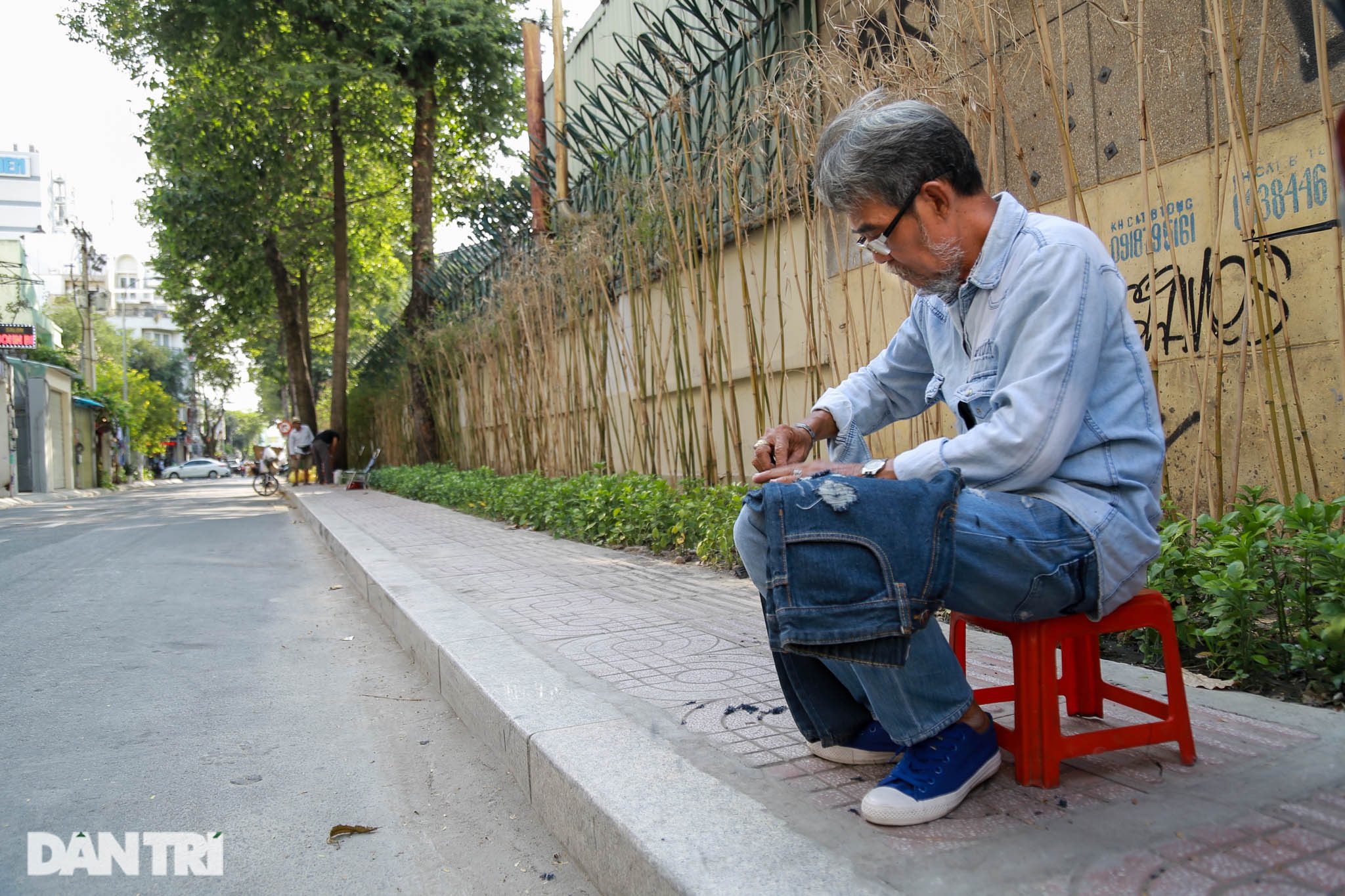 Người đàn ông làm nghề xé đồ jean với chiếc áo giá 20 triệu đồng - 6