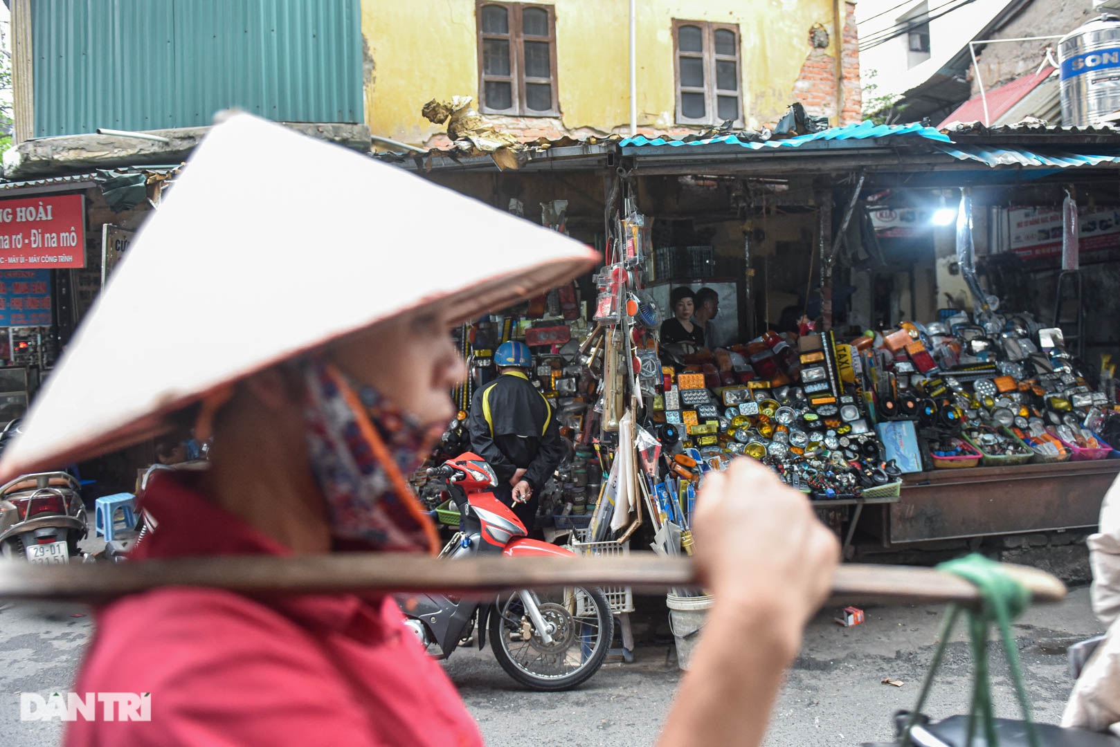 Khu chợ có cái tên độc, lạ bán đủ loại thượng vàng, hạ cám ở Hà Nội - 9