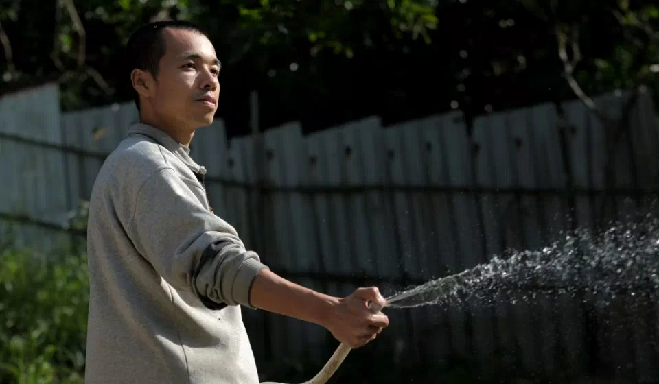 Chàng trai sống tự cung, tự cấp không cần đến tiền giữa Hong Kong sầm uất - 1